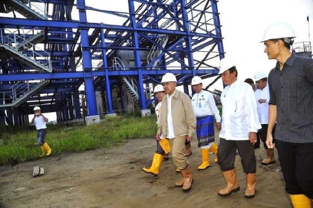 Bupati Inhil, HM Wardan saat mendampingi Gubernur Riau, Arsyadjuliandi Rachman saat meninjau pembangunan PLTU Parit 23 Tembilahan beberapa waktu yang lalu. 